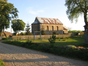Blick auf die Kirche von Sarranzig Kreis Dramburg, 2008