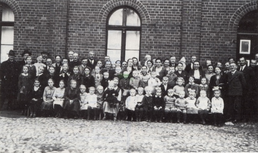 Vor der neuen Schule in Wutzig Kreis Dramburg, 1934/35